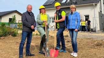 Spatenstich mit Bauleiter Jens Petzold und Verkäuferin Catrin Canis