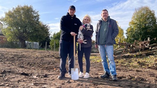 Bauherren mit Bauleiter auf Baustelle