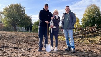 Bauherren mit Bauleiter auf Baustelle
