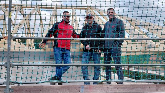 Bauherr mit Verkäufer und Bauleiter auf dem Dach