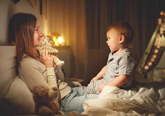 Mutter mit Kind im Schlafzimmer