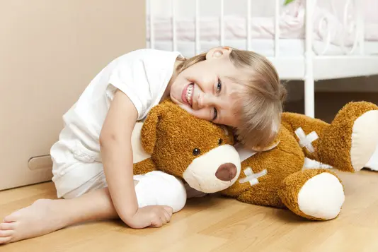 Kind mit Teddybär