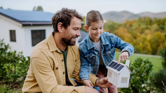 Effiziente Solarenergie für Ihr Eigenheim Ein Eigenheim mit moderner Photovoltaikanlage als Symbol für die effiziente Nutzung von Solarenergie und smarte Technologien zur Optimierung der Energiekosten.