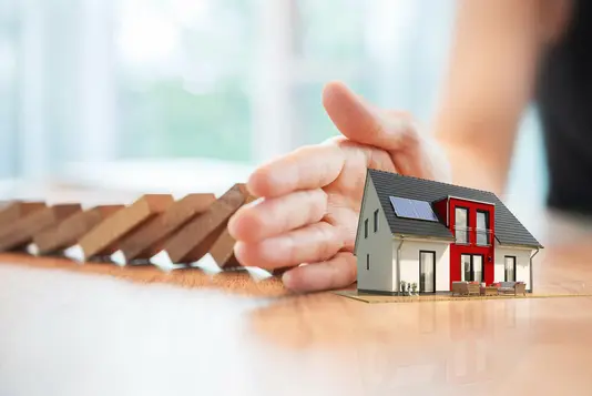 sicherheit-schutz-geborgenheit-familie-haus-geschuetzt-03
