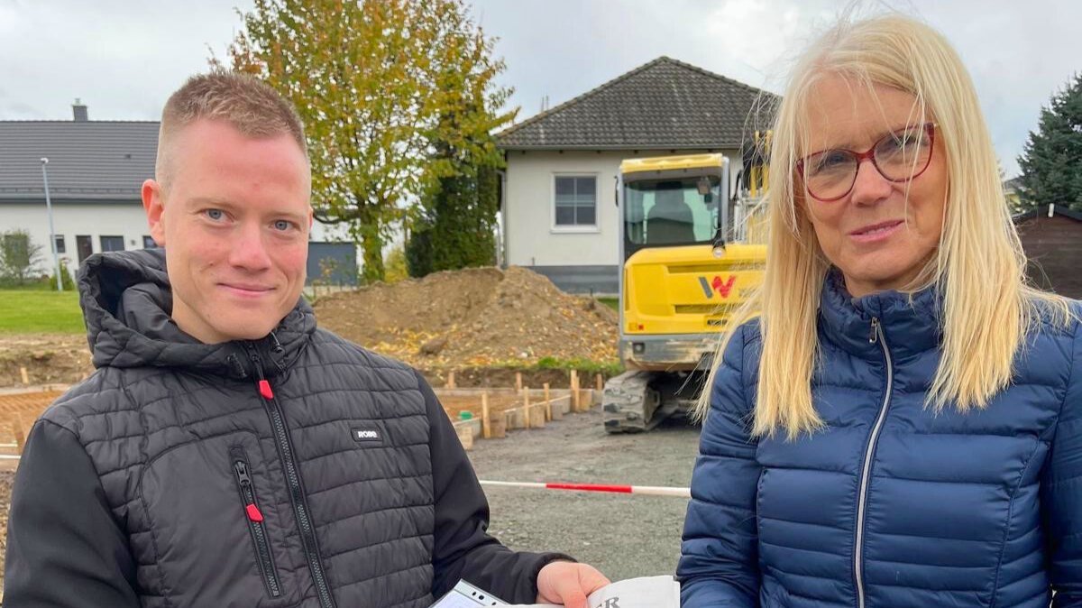 Bauherr mit Verkäuferin