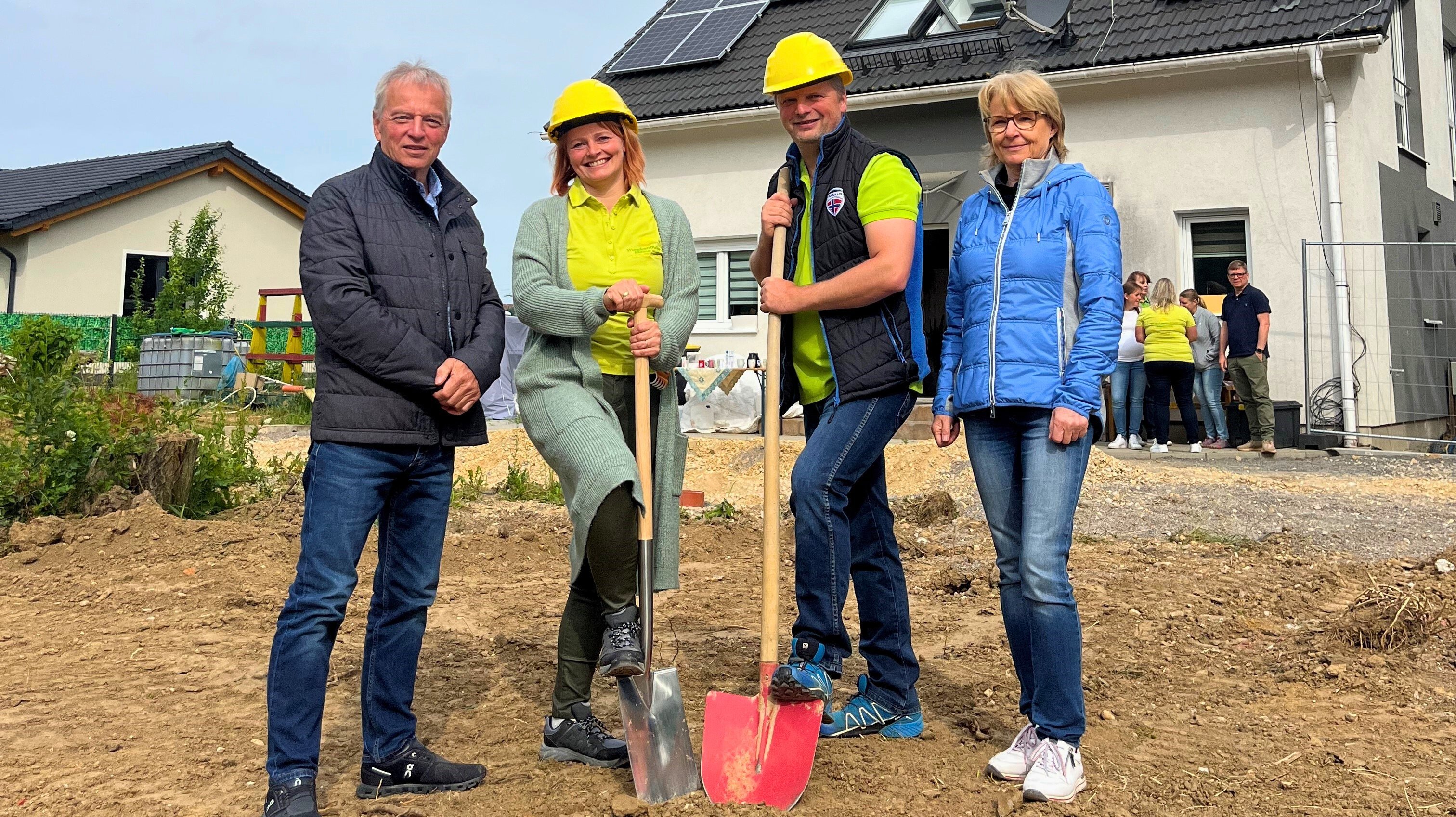 Spatenstich mit Bauleiter Jens Petzold und Verkäuferin Catrin Canis