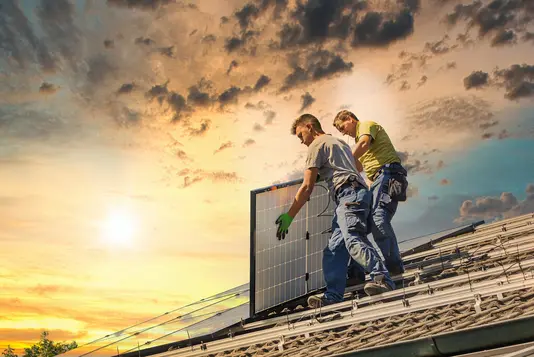 energie-sparen-haus-hausbau-geld-foerderung-07 Zwei Männer bauen Solaranlage