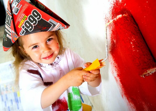 Mädchen mit Zeitungshut