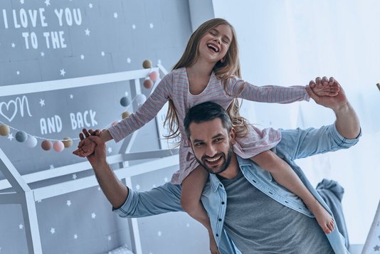 Haus-Vater-Tochter-Wohnen-Serie-4-13 Vater tanzend mit Tochter