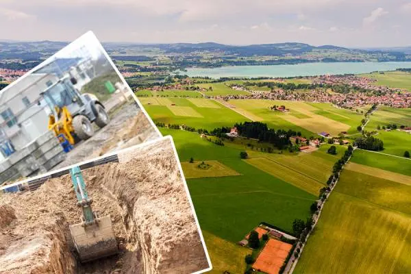 Baumaschinen im Einsatz auf einer Baustelle – unterstützt durch digitale Planung und GPS-Technik zur Reduktion von Stillstand und Verzögerung.