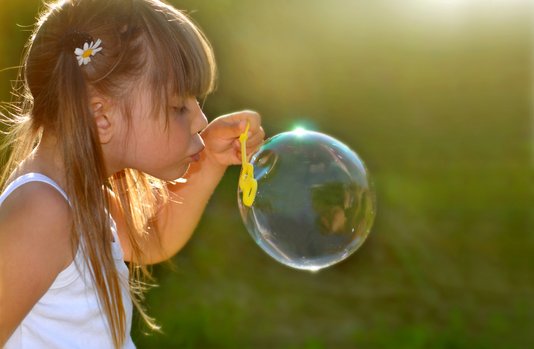 Mädchen mit Seifenblase