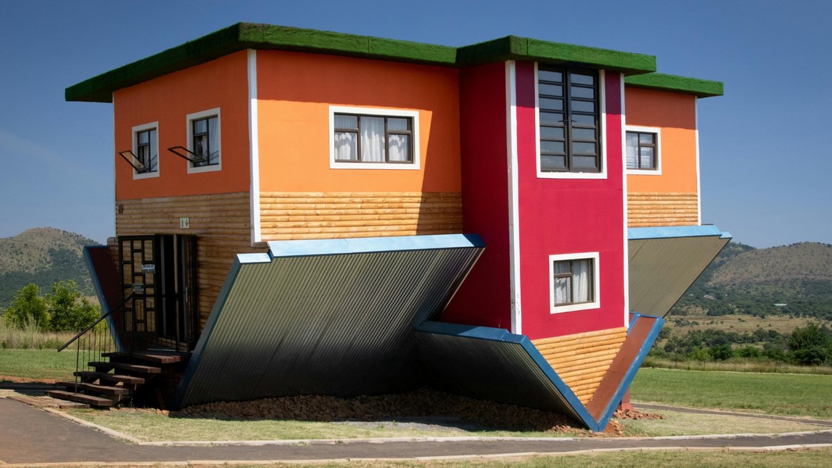 Ein Einfamilienhaus, dass in deiner ländlichen Gegend auf dem Dach steht.