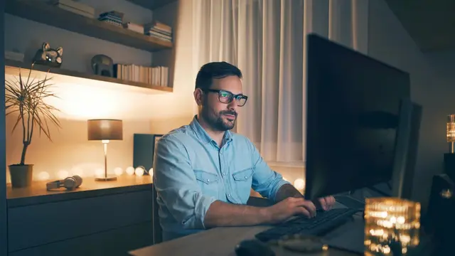 Homeoffice mit schnellem Internet in einem modernen Wohnkonzept Ein modernes Wohnkonzept mit integriertem Homeoffice, ausgestattet mit schnellem Internet und smarter Technologie für effizientes und sicheres Arbeiten.