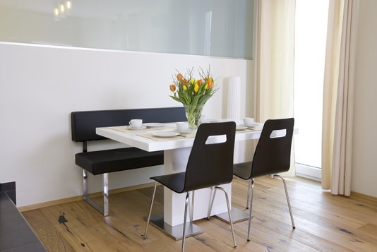 Fotolia_30015818_Subscription_L Esszimmer mit Tisch uns Stühlen