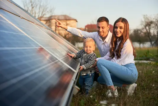 energie-sparen-haus-hausbau-geld-foerderung-04 Familie vor Solaranlage