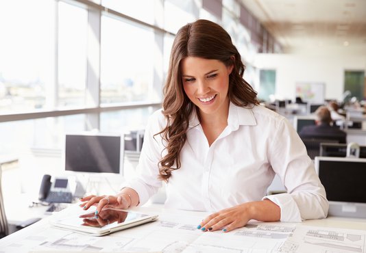 Mitarbeiterin im technischen Innendienst