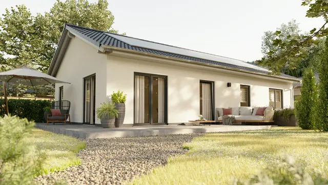 Bungalow 100 mit Blick vom Garten auf Terrasse und Rückseite, umgeben von gepflegtem Grün